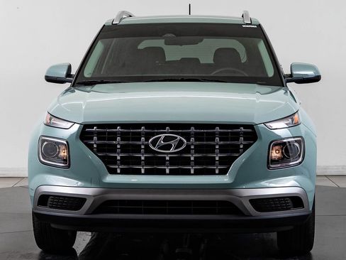 Used 2025 Hyundai Venue SEL FWD image 2