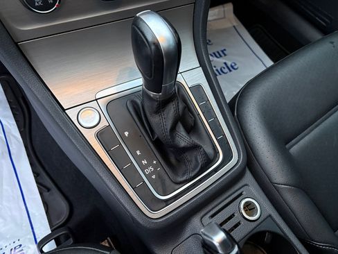 Used 2017 Volkswagen Golf Wolfsburg Edition image 29