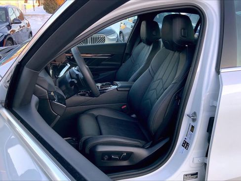 Used 2025 BMW 540i xDrive w/ Premium Package image 8