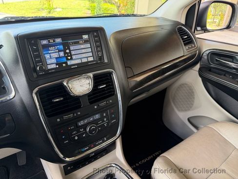Used 2013 Chrysler Town & Country Limited w/ Luxury Group FWD image 12