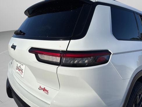 Used 2024 Jeep Grand Cherokee L Laredo image 31