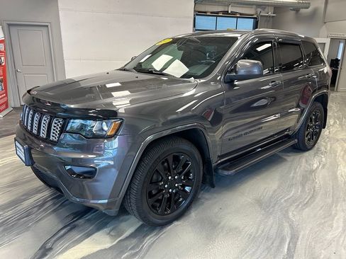 Used 2017 Jeep Grand Cherokee Altitude AWD/4WD image 33