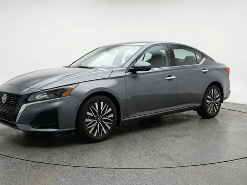 Used 2025 Nissan Altima 2.5 SV FWD image 3