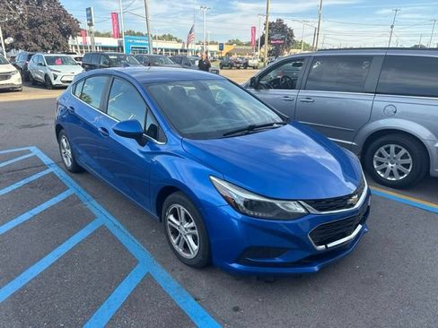 Used 2017 Chevrolet Cruze LT w/ Convenience Package FWD image 3