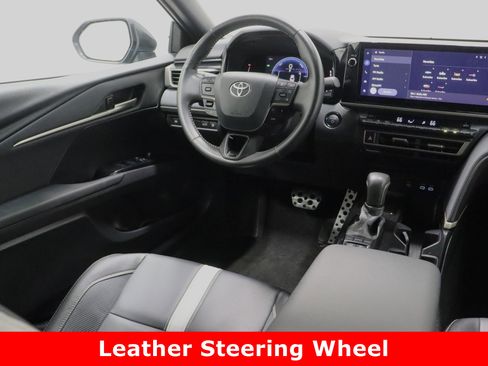 Used 2025 Toyota Camry SE image 31