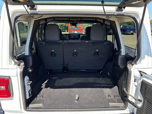 Used 2025 Jeep Wrangler Unlimited Sahara AWD/4WD image 30
