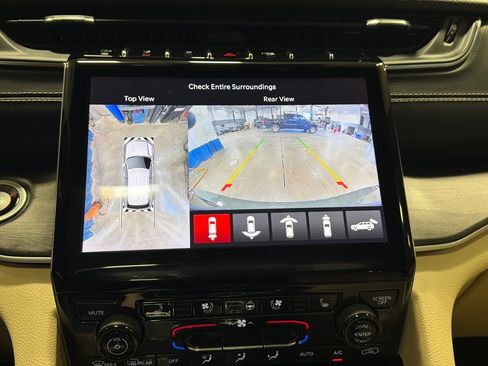 Used 2023 Jeep Grand Cherokee L Limited w/ Luxury Tech Group II AWD/4WD image 10