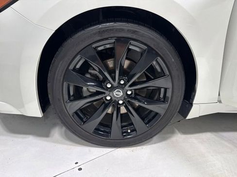 Used 2021 Nissan Maxima SR FWD image 9