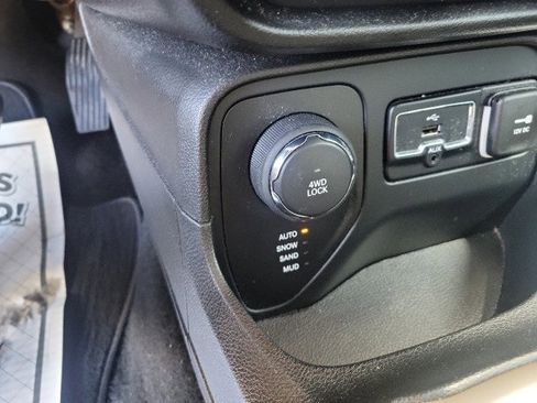 Used 2016 Jeep Renegade Limited image 13