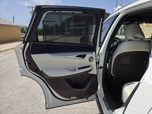 Used 2019 INFINITI QX50 Essential w/ Sensory Package AWD/4WD image 6