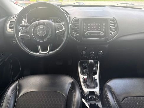 Used 2018 Jeep Compass Latitude w/ Cold Weather Group AWD/4WD image 3