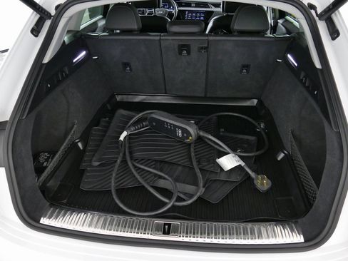 Used 2023 Audi e-tron Premium Plus image 32