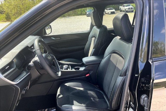 Used 2024 Jeep Grand Cherokee Altitude AWD/4WD image 25