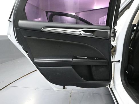 Used 2017 Ford Fusion SE image 32