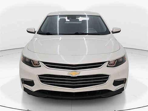 Used 2018 Chevrolet Malibu LT w/ Leather Package image 2