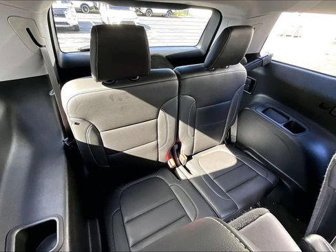 Used 2022 GMC Acadia SLT w/ Technology Package FWD image 25