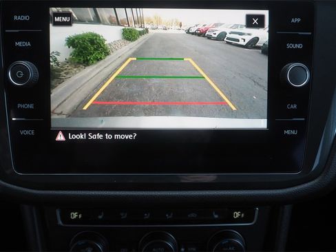 Used 2020 Volkswagen Tiguan SE image 14