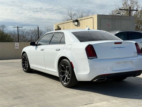 Used 2019 Chrysler 300 S image 8