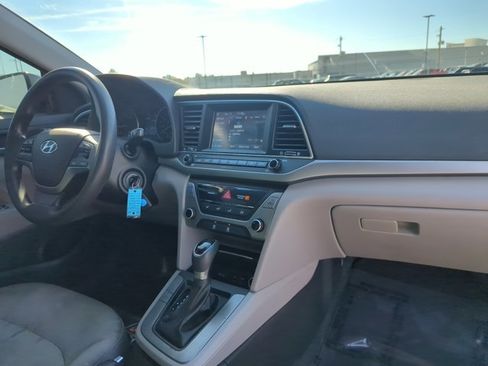 Used 2017 Hyundai Elantra SE image 18
