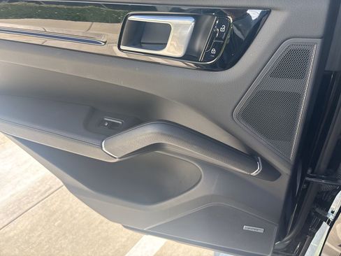 Used 2020 Porsche Cayenne S image 18