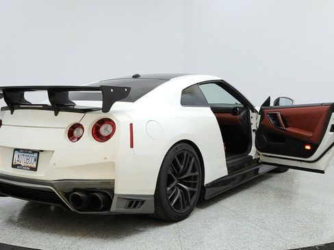 Used 2017 Nissan GT-R Premium w/ Premium Interior Package image 11