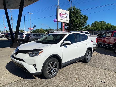 Used 2018 Toyota RAV4 XLE AWD/4WD image 8