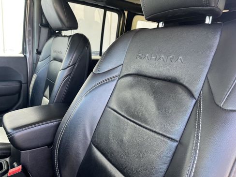 Used 2018 Jeep Wrangler Unlimited Sahara AWD/4WD image 12