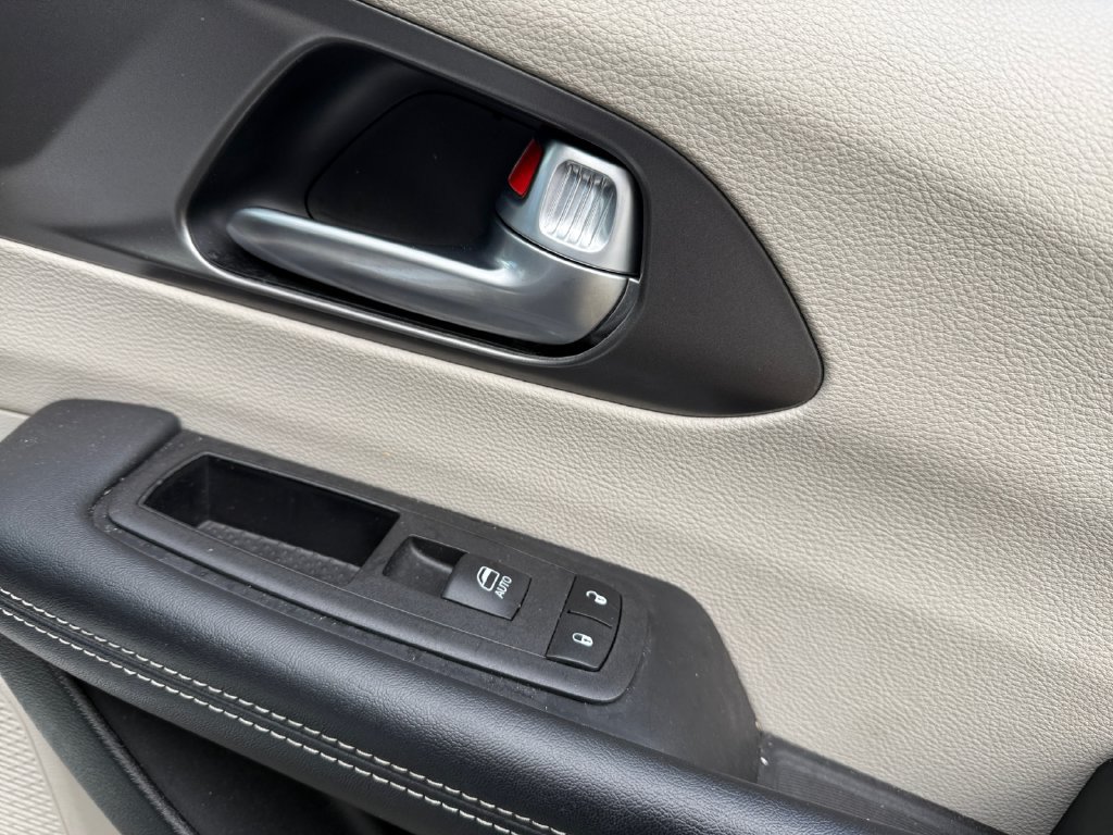 Used 2024 Chrysler Pacifica Touring-L FWD image 40