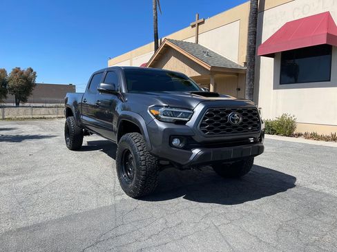 Used 2021 Toyota Tacoma TRD Sport w/ Technology Package AWD/4WD image 3