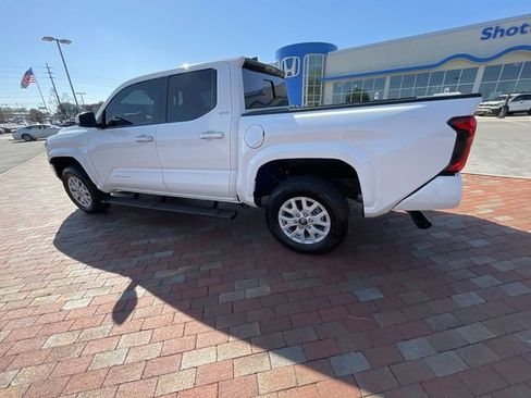 Used 2025 Toyota Tacoma SR5 w/ SR5 Upgrade Package AWD/4WD image 29