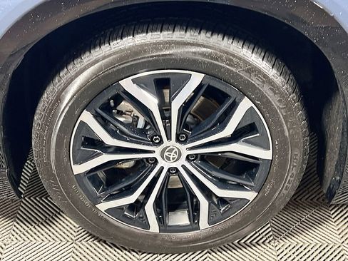 Certified 2025 Toyota Crown Signia image 27