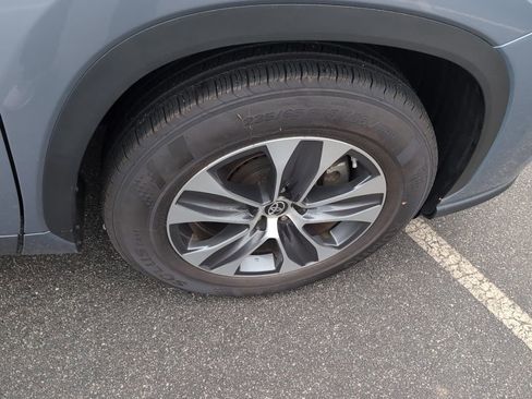 Used 2023 Toyota Highlander XLE image 9