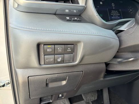 Used 2025 Toyota Highlander Platinum AWD/4WD image 30