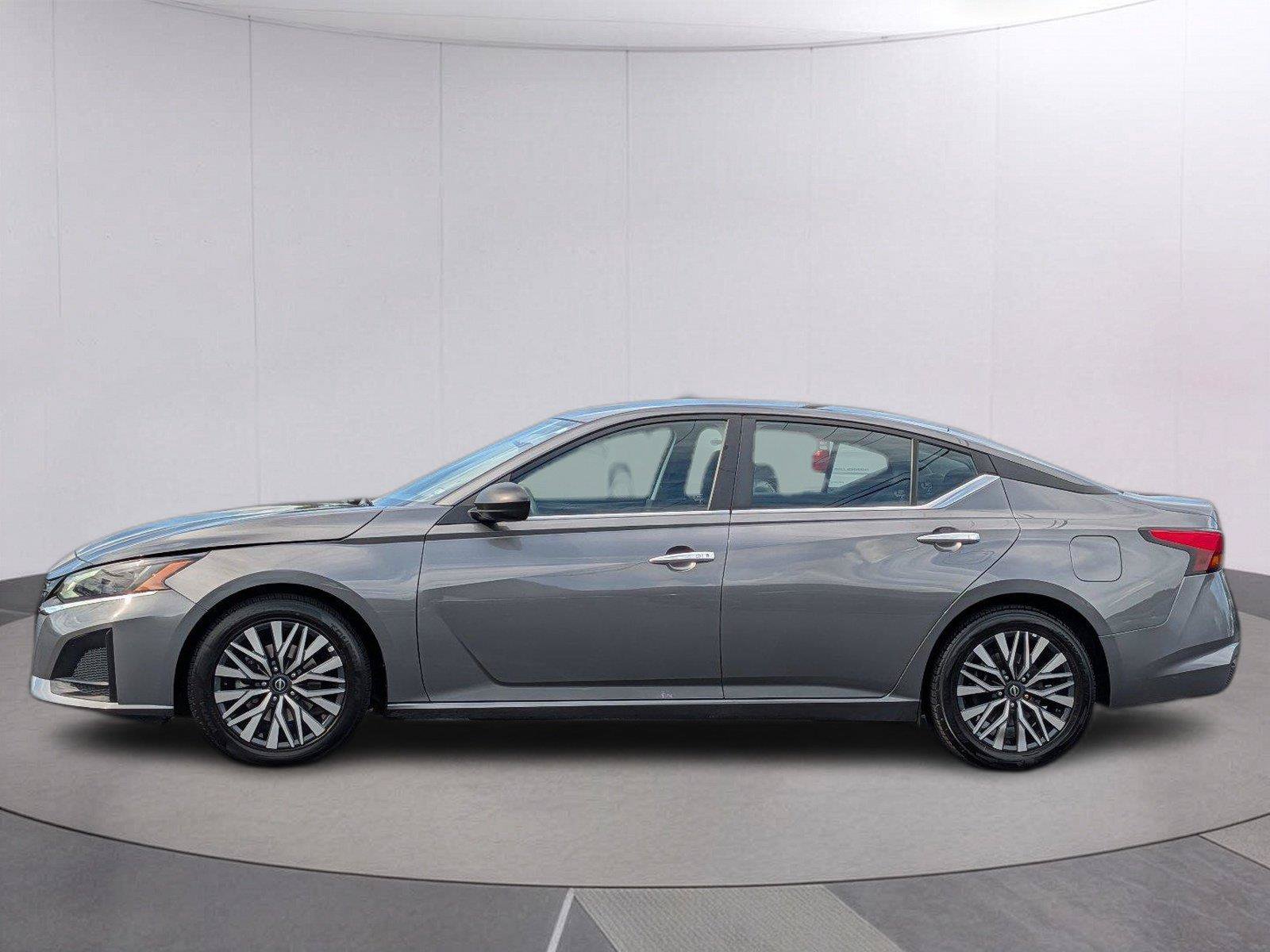 Used 2025 Nissan Altima 2.5 SV FWD image 2