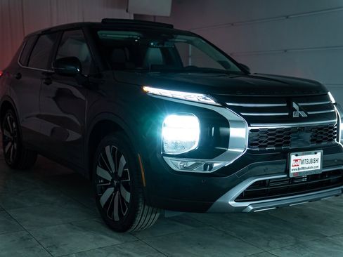 New 2025 Mitsubishi Outlander SE image 30