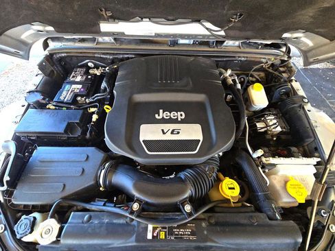 Used 2018 Jeep Wrangler Unlimited Sahara w/ Connectivity Group AWD/4WD image 29