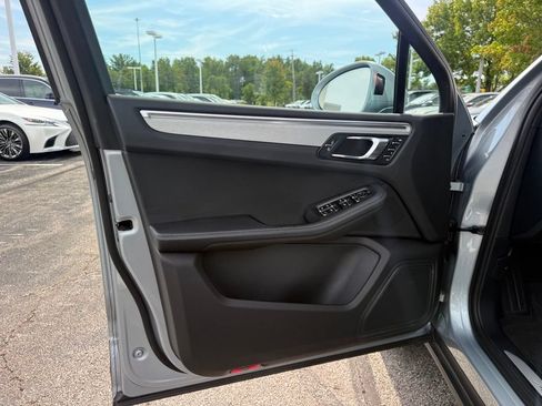 Used 2023 Porsche Macan S AWD/4WD image 11