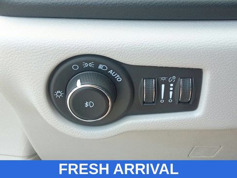Used 2023 Chrysler Pacifica Touring-L FWD image 31