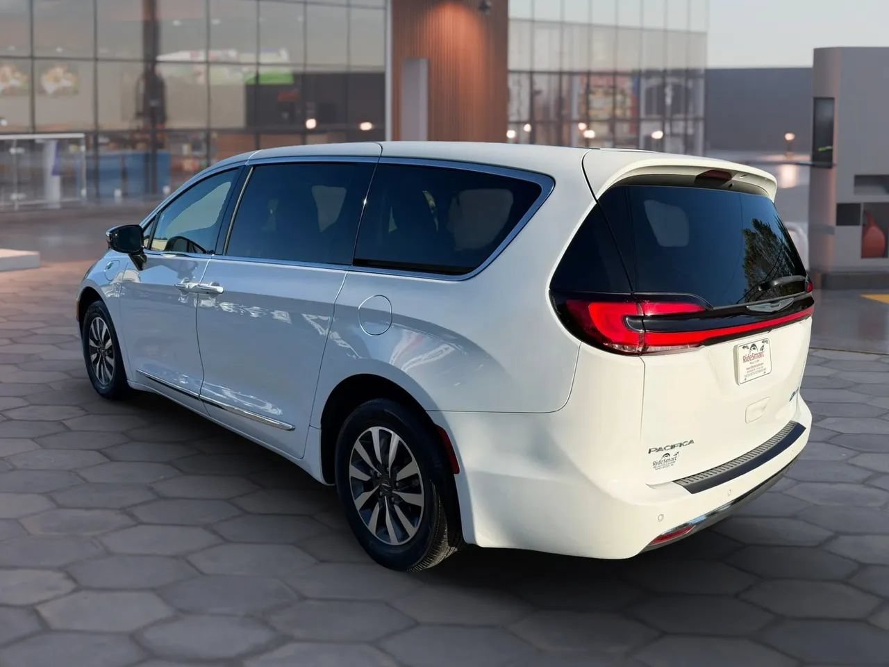 Used 2023 Chrysler Pacifica Limited w/ Uconnect Theater Family Group FWD image 9