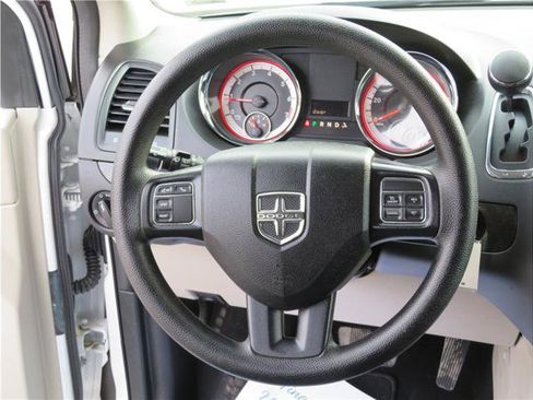 Used 2018 Dodge Grand Caravan SE w/ UConnect Hands-Free Group image 9