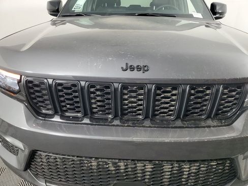 New 2025 Jeep Grand Cherokee Altitude image 9