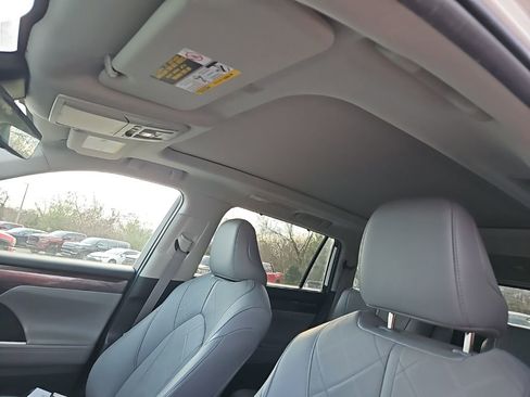 Used 2021 Toyota Highlander Platinum image 16