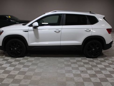 Used 2022 Volkswagen Taos SE w/ Panoramic Sunroof Package FWD image 9