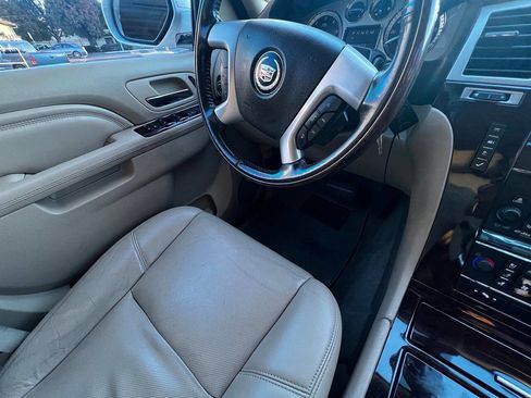 Used 2014 Cadillac Escalade Premium image 15