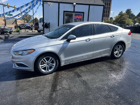 Used 2018 Ford Fusion SE w/ Fusion SE Technology Package image 4