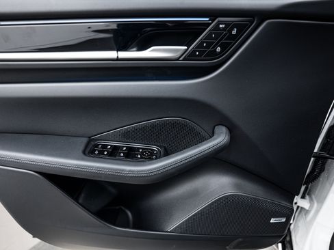 New 2025 Porsche Macan 4S Electric image 18