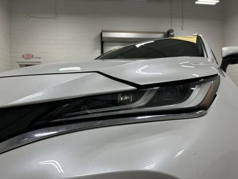 Used 2023 Toyota Venza XLE image 11