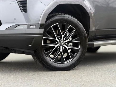 Used 2024 Lexus GX 550 w/ Accessory Package (Z1) AWD/4WD image 2