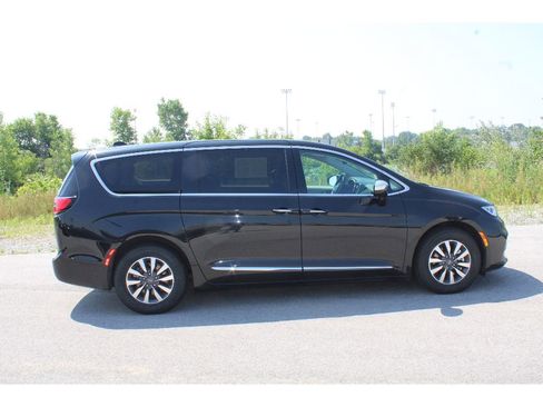 Used 2023 Chrysler Pacifica Limited image 6