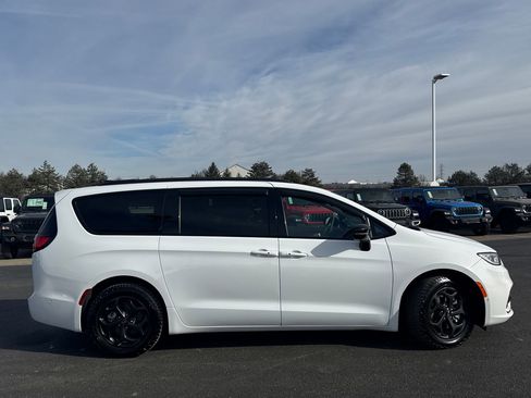Used 2024 Chrysler Pacifica Premium image 2